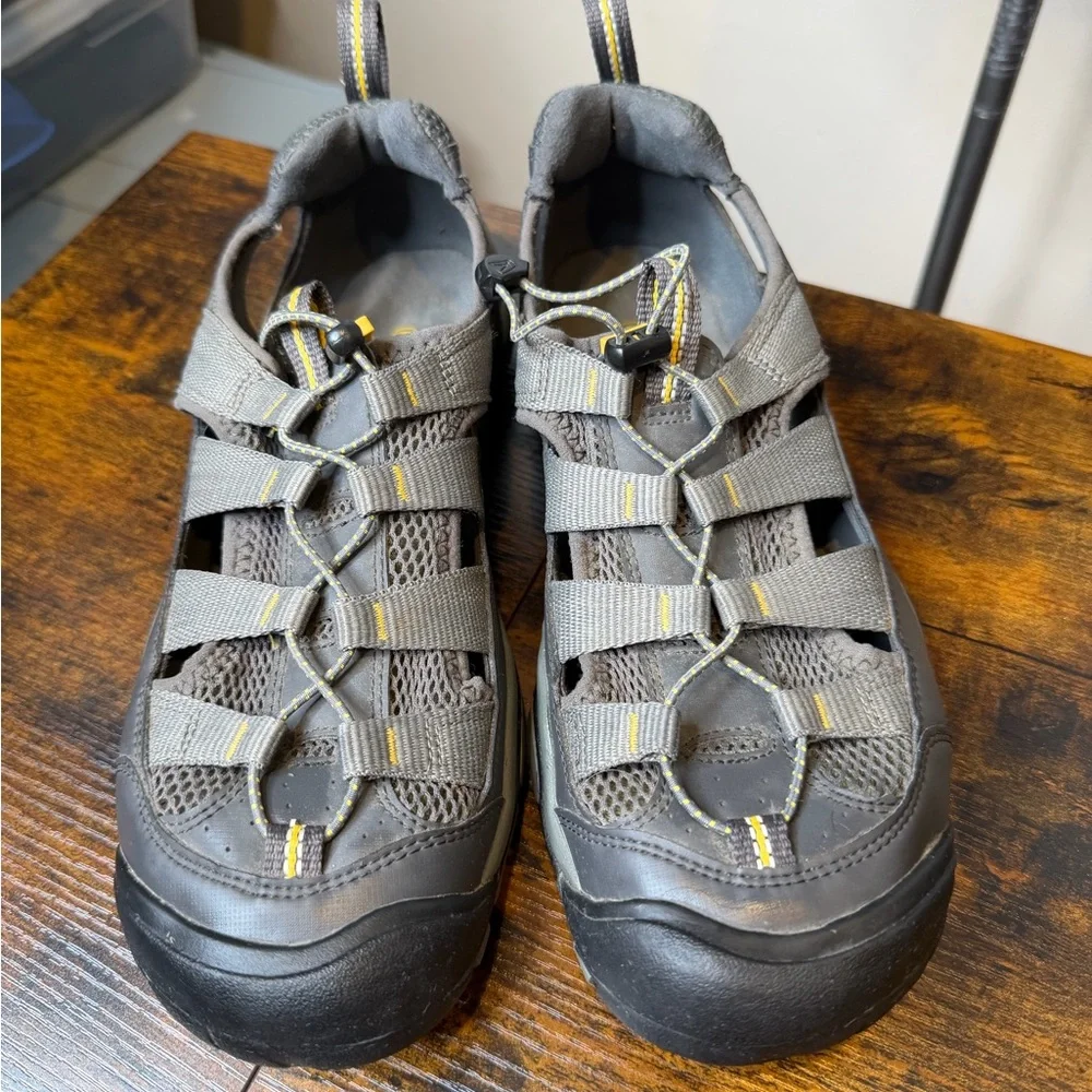 KEEN Men's Outdoor Sandals Grey Bumper Toe Bungee Cinch Lacing Size 9.5